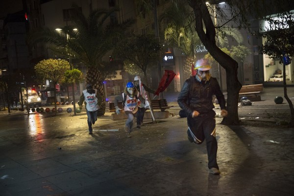 當(dāng)?shù)貢r(shí)間2014年2月25日，土耳其伊斯坦布爾，總理涉腐錄音引發(fā)全國(guó)抗議，要求本屆政府下臺(tái)。