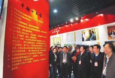 　　干部群眾在蘭考參觀焦裕祿紀(jì)念館（3月20日攝）。新華社發(fā)