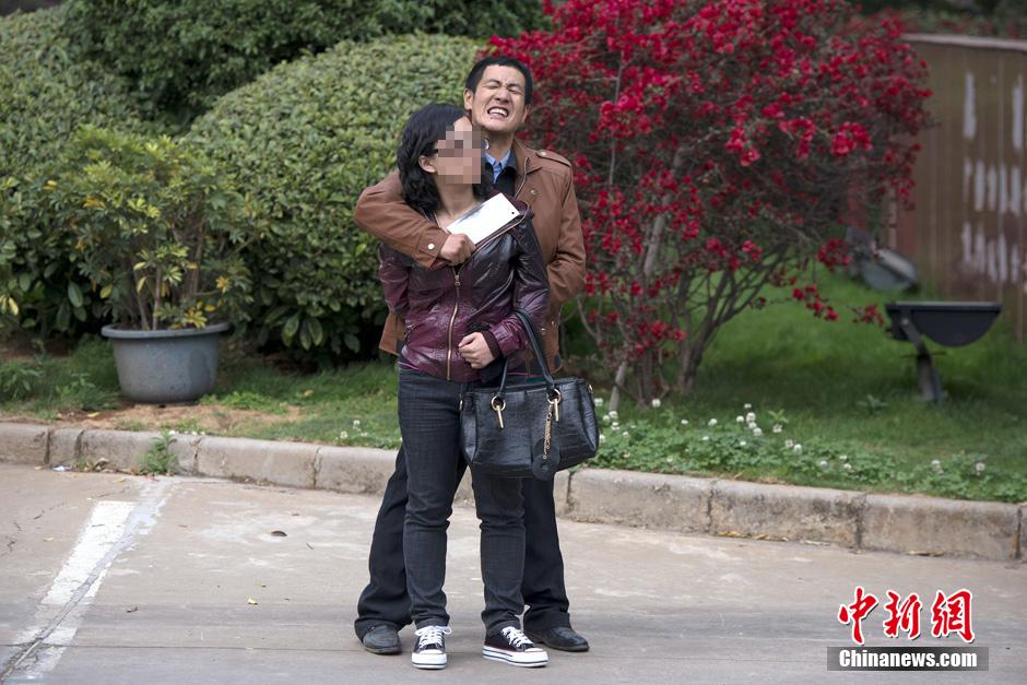 4月8日，劫持者與警方對峙。