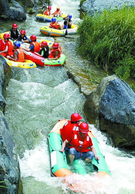 8月16日，游客在盧氏縣豫西大峽谷景區(qū)進行漂流比賽。
