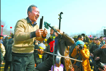 2月22日，寶豐馬街書會上，說書藝人正在表演。記者 史長來 攝