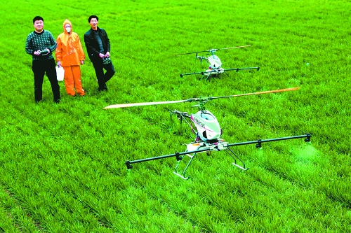 無人作業(yè)機一分鐘可為一畝地噴一升藥。