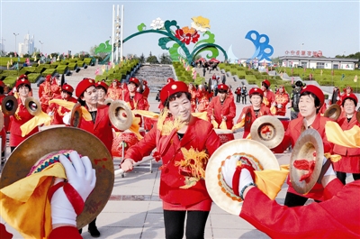 在中國國花園，伊川縣威武龍鼓藝術(shù)團(tuán)的精彩表演吸引眾多游客