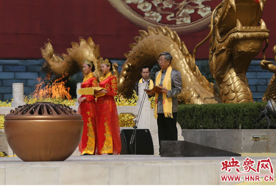 中華炎黃文化研究會會長許嘉璐宣讀拜祖大典拜祭文。映象網記者 邵恰 攝