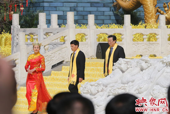 　河南省委書記、省人大常委會主任郭庚茂，河南省省長謝伏瞻敬獻花籃。映象網記者 邵恰 攝