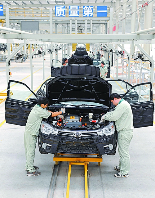 　　4月16日，新鄉(xiāng)市新能電動汽車有限公司的工作人員在電動汽車生產(chǎn)流水線上作業(yè)。目前，新鄉(xiāng)現(xiàn)有規(guī)模以