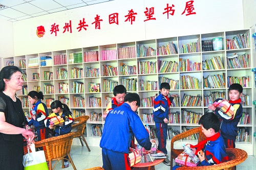 5月3日，來自貧困家庭的孩子在“雷鋒超市”拿到了心愛的圖書。