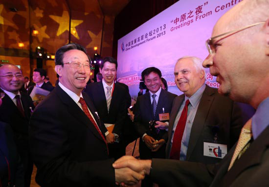 3月24日晚，省委書記、省長郭庚茂在參加中國發(fā)展高層論壇“中原之夜”活動(dòng)時(shí)與外商親切握手交談。