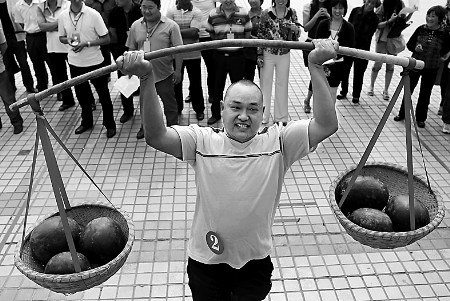 節(jié)會現(xiàn)場，一位瓜農(nóng)正在表演西瓜舉重。