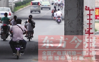 昨日，鄭州市航海路與京廣鐵路立交橋下，用紅線標(biāo)注的“水位警戒線”