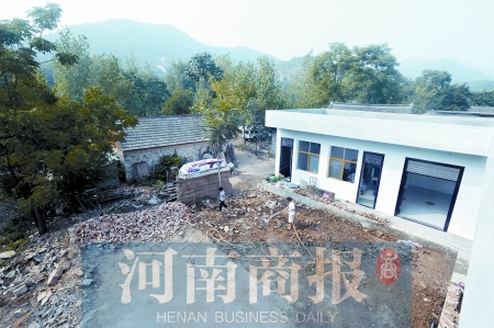 新校舍旁邊，是徐云玲和學(xué)生們用了多年的石頭校舍 河南商報(bào)記者 鄧萬(wàn)里/攝