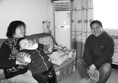 恩人找到了、飯碗保住了，張新明（右）與原竹青都開心地笑了。