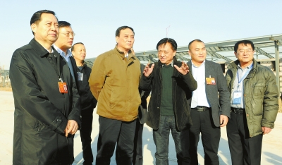 　　鄭州手拉手集團(tuán)董事長賈長明（右三）向省農(nóng)業(yè)廳廳長朱孟洲（右四），省政府副秘書長、省政府駐京辦主任
