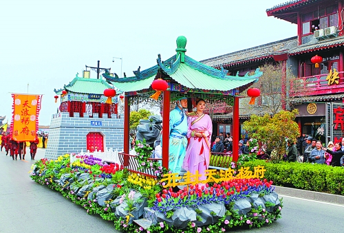 2013中國(guó)(開封)清明文化節(jié)舉行大巡游活動(dòng)。記者 鄧放 攝