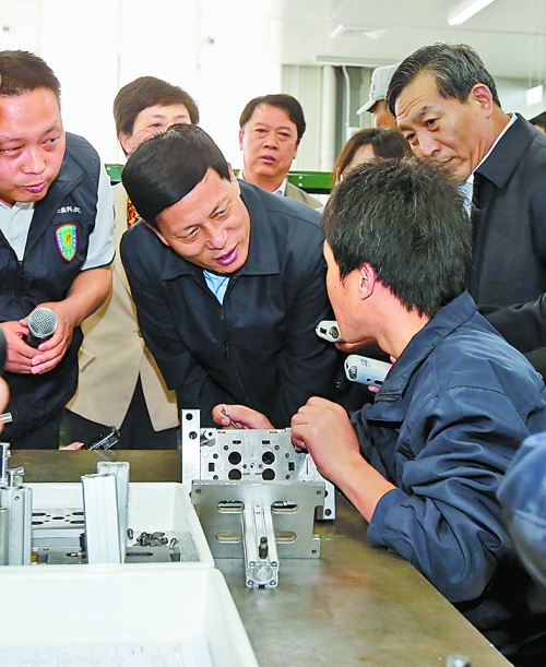 4月24日，省委副書記、省長謝伏瞻在濟源虎嶺產業(yè)集聚區(qū)考察。