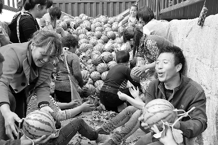 　眼下，內(nèi)黃縣東莊鎮(zhèn)種植的“無公害西瓜”豐收，市場緊俏。圖為5月6日，瓜農(nóng)準備把外銷的西瓜裝車。劉肖