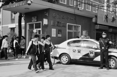 學(xué)生上下學(xué)高峰期 安陽特警安排“護學(xué)崗”