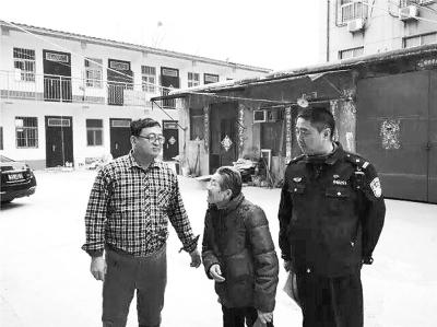 老人看望兒子路上迷路 民警徒步3小時(shí)為她找家 老人看望兒子路上迷路 民警徒步3小時(shí)為她找家