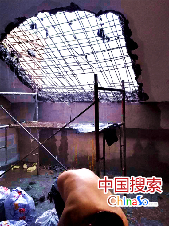 樓頂被鑿開大洞，鋼筋裸露