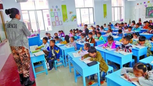 有的課桌直抵講臺,學(xué)生眼睛離黑板非常近。