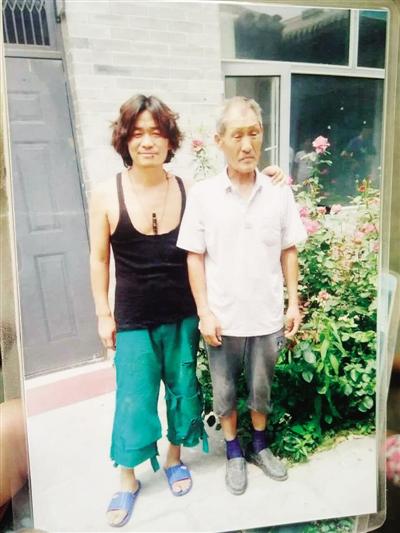 拍片間隙，王寶強與楊林貴在片場合影