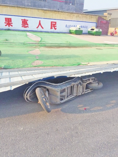 事發(fā)現(xiàn)場，男子的電動車還在鐵皮墻下壓著。