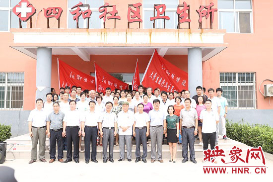 新鄉(xiāng)醫(yī)學(xué)院師生到唐莊義診 學(xué)習(xí)吳金印為群眾辦好事 新鄉(xiāng)醫(yī)學(xué)院師生到唐莊義診 學(xué)習(xí)吳金印為群眾辦好事