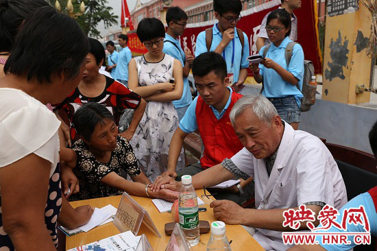 新鄉(xiāng)醫(yī)學(xué)院師生到唐莊義診 學(xué)習(xí)吳金印為群眾辦好事 新鄉(xiāng)醫(yī)學(xué)院師生到唐莊義診 學(xué)習(xí)吳金印為群眾辦好事