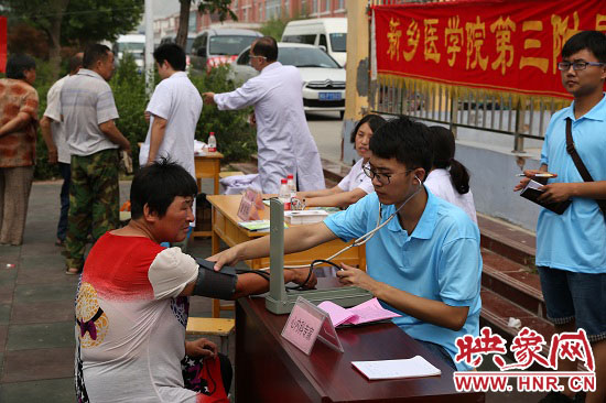 新鄉(xiāng)醫(yī)學(xué)院師生到唐莊義診 學(xué)習(xí)吳金印為群眾辦好事 新鄉(xiāng)醫(yī)學(xué)院師生到唐莊義診 學(xué)習(xí)吳金印為群眾辦好事