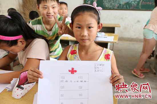 在以“中國(guó)夢(mèng)”主題 的繪畫(huà)課堂上，孩子們寫(xiě)下了自己的夢(mèng)想