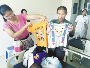 周口貧困老人收養(yǎng)2名唇腭裂兒童 愛(ài)心人士捐衣資助