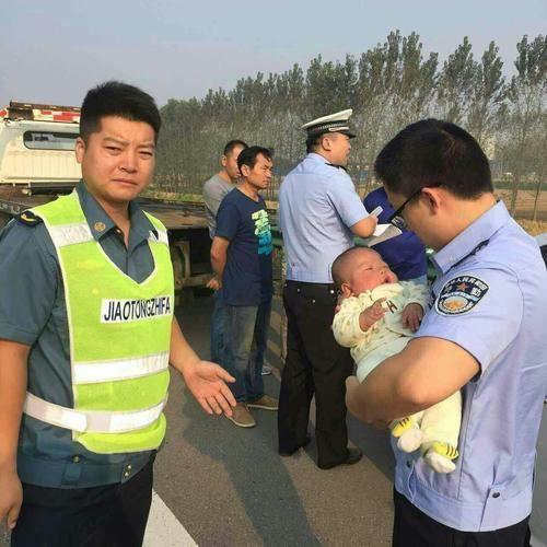民警把嬰兒帶到隊(duì)里，核實(shí)孩子身世