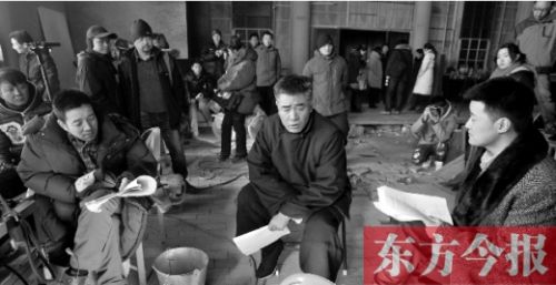 導(dǎo)演安建（左）、主演陳寶國等坐在一起說戲