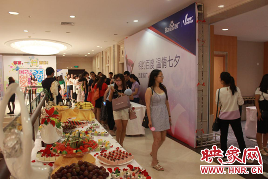 簽到入場,“貴族們”領(lǐng)取幸運(yùn)愛情號碼牌(男生福利,美女如云啊~) 簽到入場,“貴族們”領(lǐng)取幸運(yùn)愛情號碼牌(男生福利,美女如云啊~)