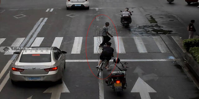 少年騎單車(chē)撞人致死(640*320)