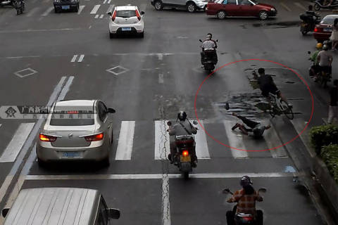 少年騎單車(chē)撞人致死(640*320)