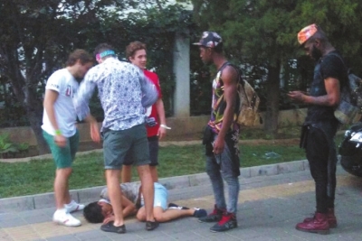 外籍男子當(dāng)街肩扛、腳踏醉漢