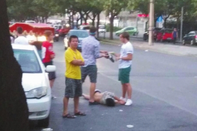 外籍男子當(dāng)街肩扛、腳踏醉漢