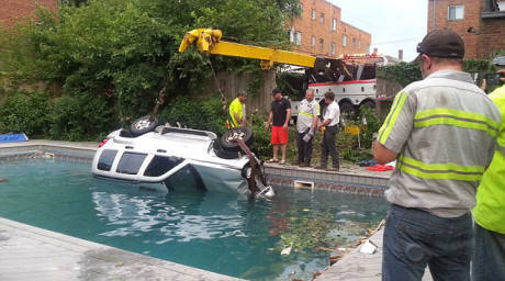 美女子駕車意外開進(jìn)泳池嚇壞游泳者
