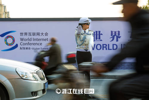 美得心醉 白衣女警保駕世界互聯(lián)網(wǎng)大會