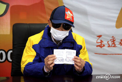 陜西6317萬巨獎得主現(xiàn)身領獎 陜西6317萬巨獎得主現(xiàn)身領獎