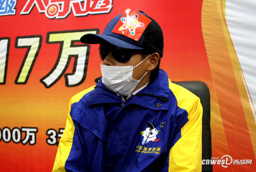 陜西6317萬巨獎得主現(xiàn)身領獎 陜西6317萬巨獎得主現(xiàn)身領獎