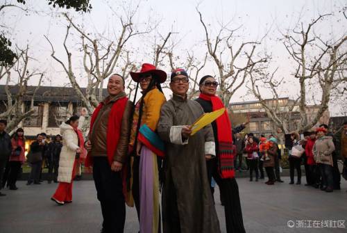 杭州老年舞蹈隊“雷人”走秀 杭州老年舞蹈隊“雷人”走秀