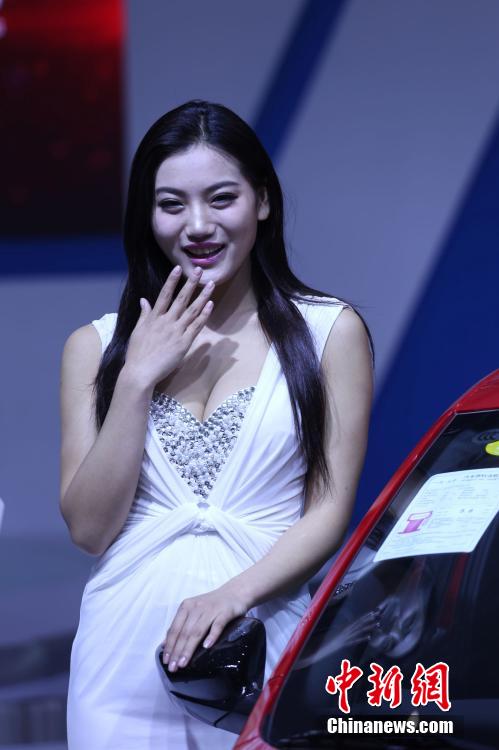 鄭州國(guó)際車展開(kāi)幕 嫩模走秀引圍觀