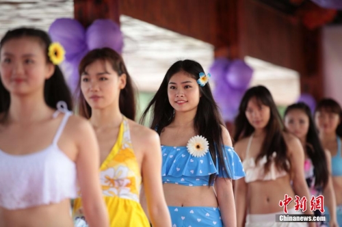 學生參加?；ㄐ２荽筚?穿比基尼秀身材