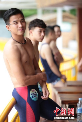 學生參加?；ㄐ２荽筚?穿比基尼秀身材