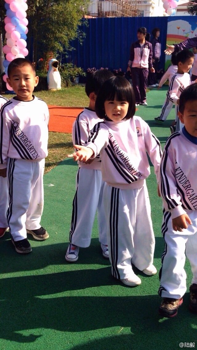 陸毅攜女參加親子運動會同做游戲