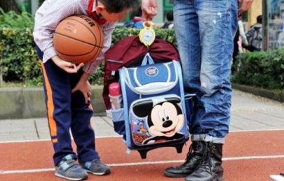 10月28日，記者對成都市某小學(xué)學(xué)生的書包進(jìn)行稱重，該學(xué)生書包的重量為7.8公斤