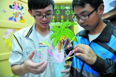 男生正把廢舊物做成裝飾品，裝扮女生寢室