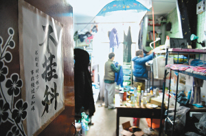 寢室門上的招貼表達了學生們的愿望，其實不逃課、少逃課才是不掛科的保證